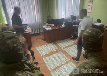 На Сумщині поліцейські скерували справу до суду відносно кібершахрая, який заволодів 160 тисячами доларів