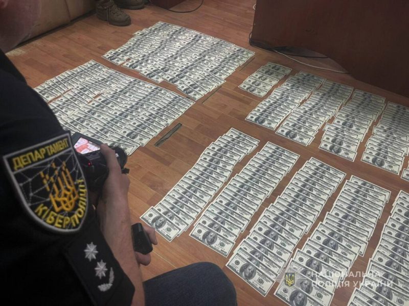 На Сумщині поліцейські скерували справу до суду відносно кібершахрая, який заволодів 160 тисячами доларів