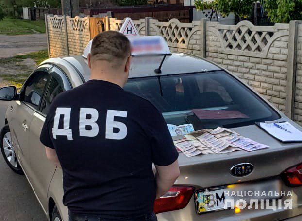 На Сумщині викрили працівника автошколи на махінаціях з іспитами з водіння