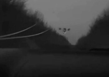 На Сумщині ворожий дрон влучив у машину прикордонників і не вибухнув (ВІДЕО)