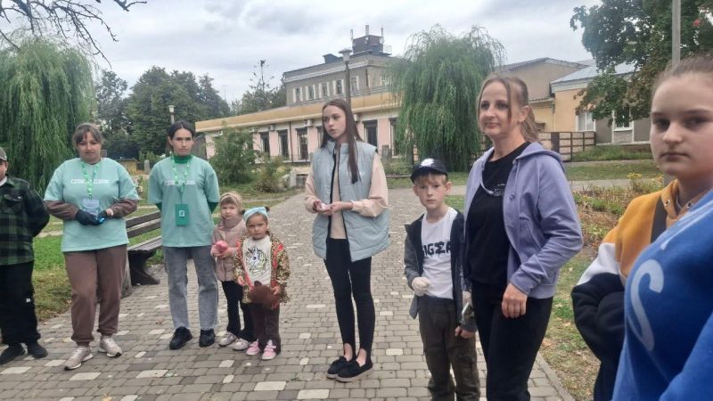 Напередодні Всесвітнього дня прибирання переселенці із Середина-Буди влаштували толоку у шосткинському парку