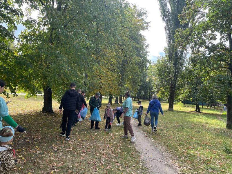 Напередодні Всесвітнього дня прибирання переселенці із Середина-Буди влаштували толоку у шосткинському парку