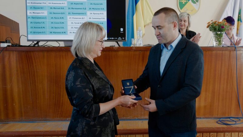 Олексій Романько вручив відзнаку Сумської обласної ради «За заслуги перед Сумщиною» ІІІ ступеня т.в.о начальниці Шосткинської районної військової адміністрації Оксані Тарасюк