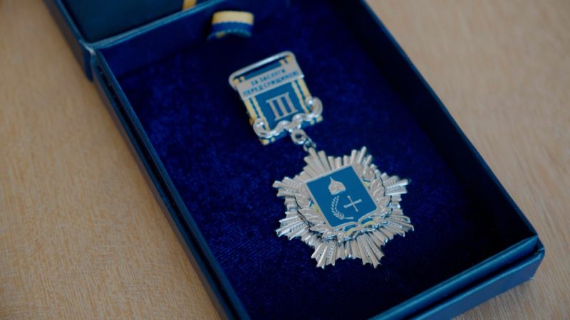 Олексій Романько вручив відзнаку Сумської обласної ради «За заслуги перед Сумщиною» ІІІ ступеня т.в.о начальниці Шосткинської районної військової адміністрації Оксані Тарасюк