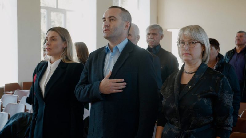 Олексій Романько вручив відзнаку Сумської обласної ради «За заслуги перед Сумщиною» ІІІ ступеня т.в.о начальниці Шосткинської районної військової адміністрації Оксані Тарасюк