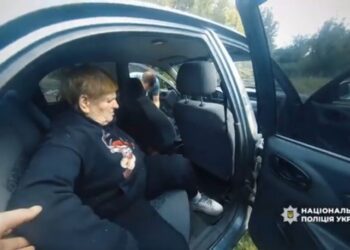 Поліцейський став єдиною надією для хворої жінки з прикордонного села на Шосткинщині + Відео