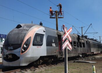 РФ щоночі бʼє по “Укрзалізниці”, знищуючи підстанції: в компанії озвучили мету ударів