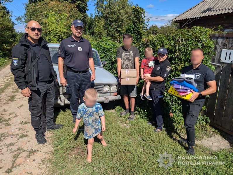 Родини з дітьми Шосткинського району отримали допомогу від поліцейських та капеланів