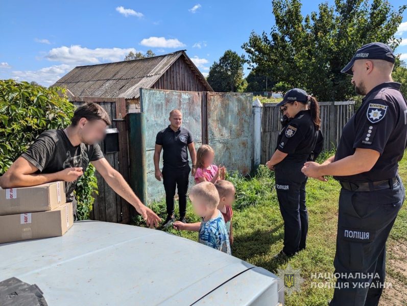 Родини з дітьми Шосткинського району отримали допомогу від поліцейських та капеланів