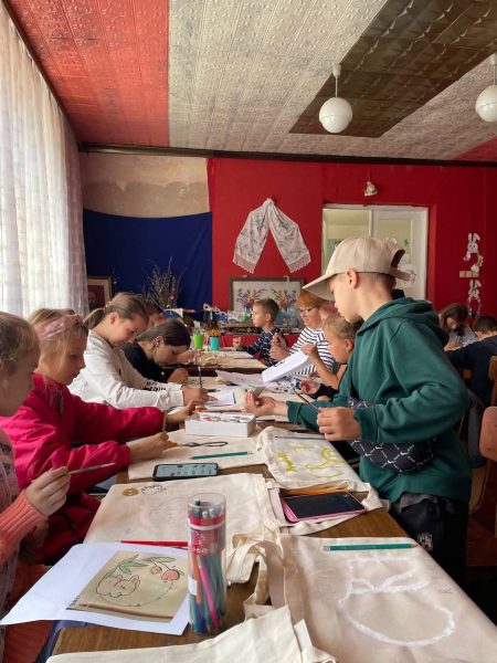 У День миру волонтери влаштували для дітей Чапліївки творчі майстер-класи