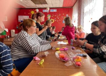 У День миру волонтери влаштували для дітей Чапліївки творчі майстер-класи