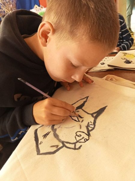 У День миру волонтери влаштували для дітей Чапліївки творчі майстер-класи