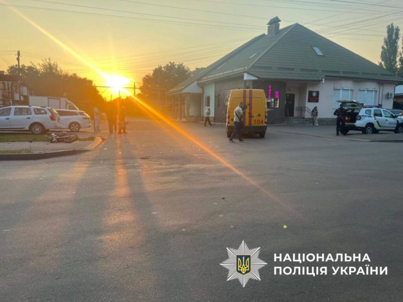У Конотопі під колеса автівки потрапив 17-річний мопедист