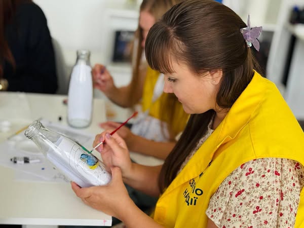 У Ресурсному центрі для жінок та дівчат відбувся теплий і надихаючий захід «Кольорове диво на склі» + ФОТО