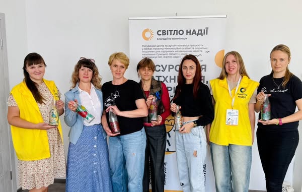 У Ресурсному центрі для жінок та дівчат відбувся теплий і надихаючий захід «Кольорове диво на склі» + ФОТО