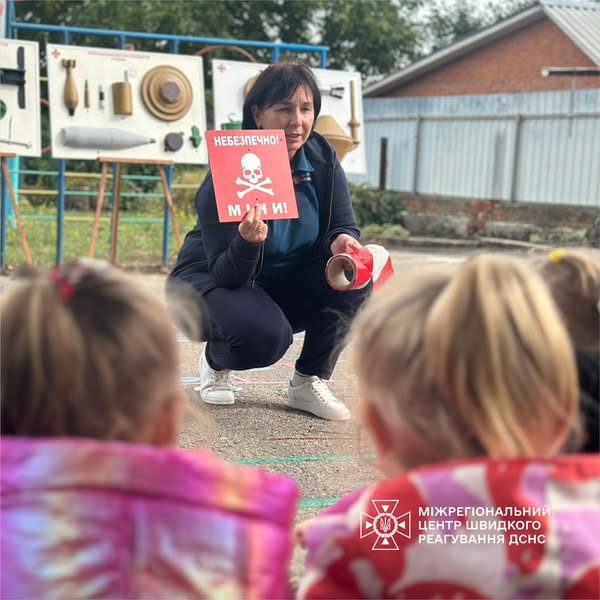 У Ромнах рятувальники та чотирилапа Нагайна навчали малечу правилам безпеки