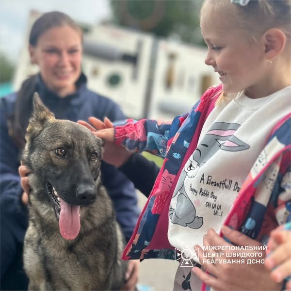 У Ромнах рятувальники та чотирилапа Нагайна навчали малечу правилам безпеки