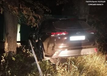 У Сумах п’яний водій тікав від патрульних та в’їхав у паркан