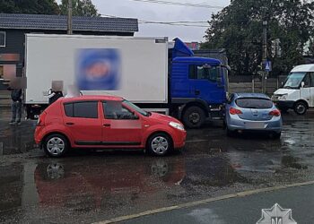 У Сумах водій, позбавлений прав, влаштував потрійну ДТП