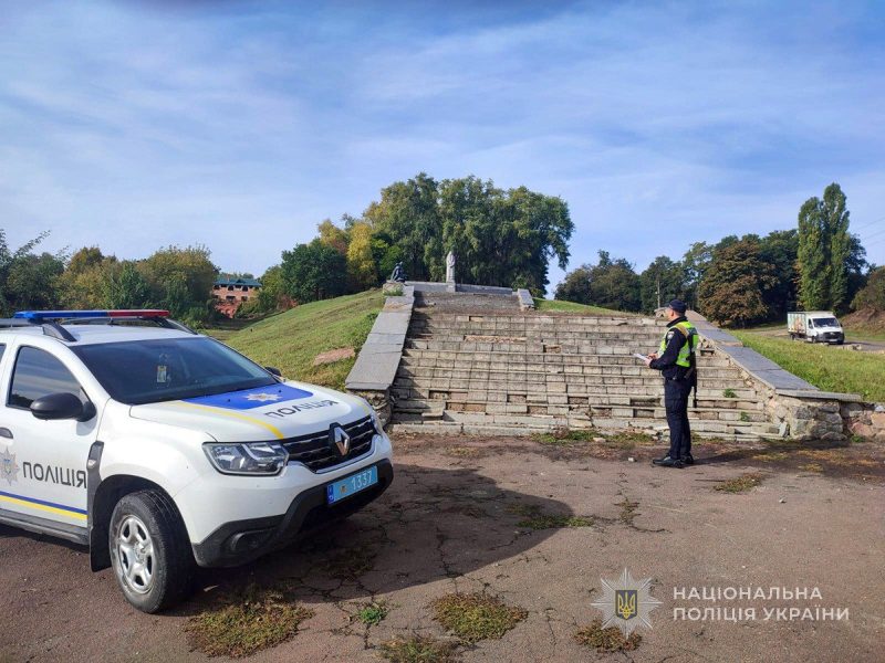 У Тернах київські хлопчаки пошкодили плиту на Меморіальному комплексі воїнам