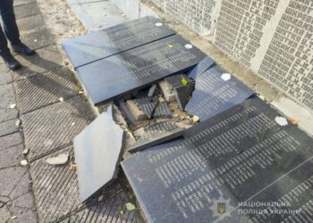 У Тернах київські хлопчаки пошкодили плиту на Меморіальному комплексі воїнам