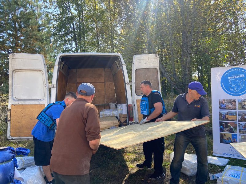 Унаслідок ворожого артобстрілу у прикордонному місті на Шосткинщині пошкоджено більше 20 будинків: на допомогу постраждалим прийшли волонтери “Проліска”