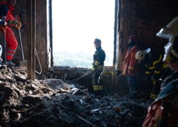 Урядовці показали іноземним дипломатам пошкоджену будівлю Кабміну в Києві