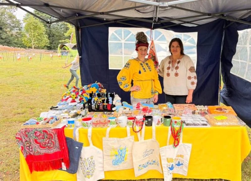 Уродженка Шостки у Великій Британії долучилася до організації благодійного ярмарку, щоб зібрати гроші на авто для захисників України