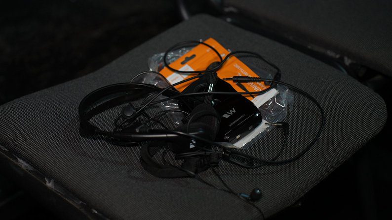 “Відчути театр”: у Сумах представили першу виставу для глядачів з вадами слуху