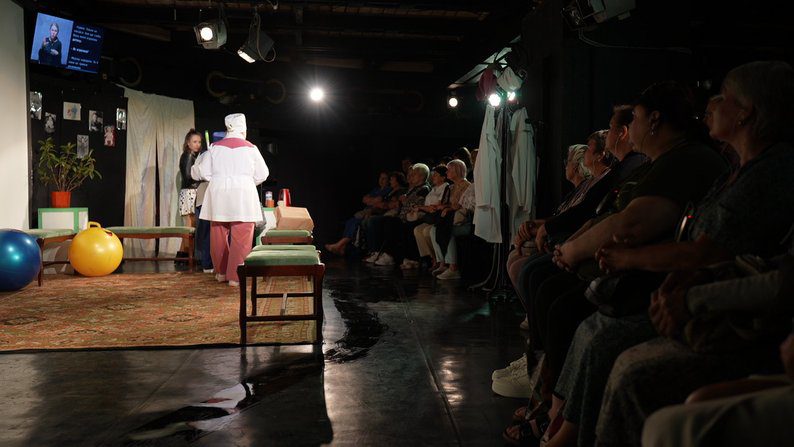 “Відчути театр”: у Сумах представили першу виставу для глядачів з вадами слуху