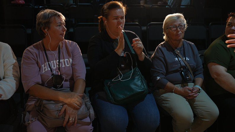 “Відчути театр”: у Сумах представили першу виставу для глядачів з вадами слуху