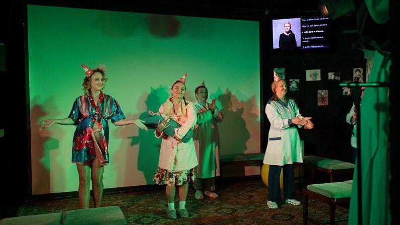 “Відчути театр”: у Сумах представили першу виставу для глядачів з вадами слуху