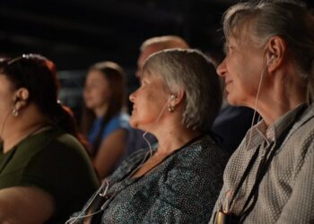 “Відчути театр”: у Сумах представили першу виставу для глядачів з вадами слуху