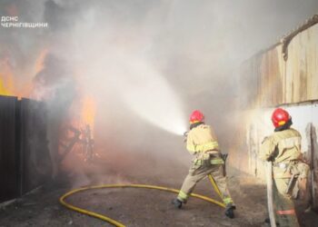 Ворожий ”Шахед” у Чернігові влучив у підприємство: зайнялася пожежа