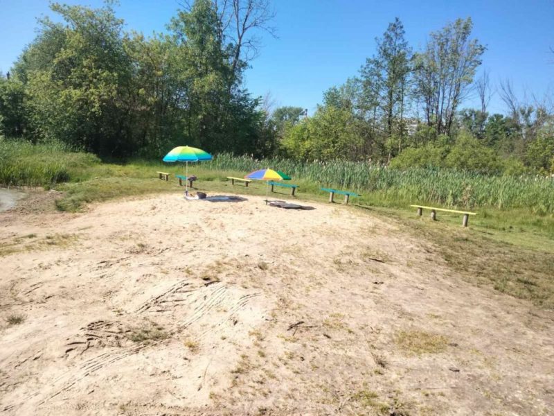 Єдину офіційну міську зону відпочинку на Галенківському озері облаштовують перевдягальними та навісами