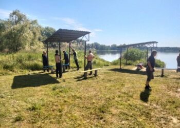 Єдину офіційну міську зону відпочинку на Галенківському озері облаштовують перевдягальними та навісами
