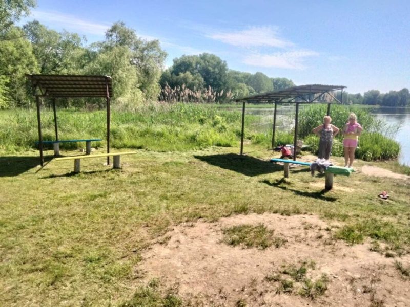 Єдину офіційну міську зону відпочинку на Галенківському озері облаштовують перевдягальними та навісами