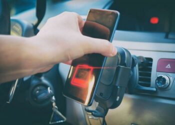 Чи справді на АЗС заборонено користуватись телефоном: реальна небезпека чи застарілий міф