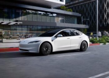 Tesla представила свої найдешевші електромобілі