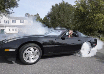 Капсула часу: Chevrolet Corvette завелася і поїхала після понад 30 років простою (ВІДЕО)