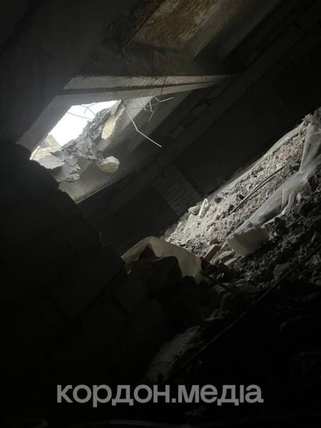 Впали бетонні плити, вибито вікна, обірвано супутникові тарілки та кондиціонери: БпЛА пробив дах багатоповерхівки в Сумах