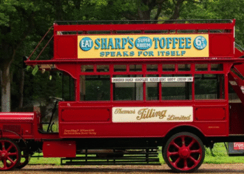 Сторічний гібрид: на аукціон виставили унікальний двоповерховий автобус за $200 000 (ФОТО)