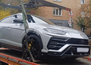 У Києві евакуатор забрав на штрафмайданчик дорогий кросовер Lamborghini Urus (ФОТО)