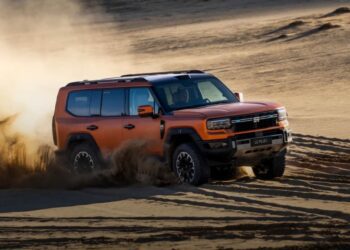 В Китаї вийшов позашляховик Jetour G700 за $46 300, який перепливає річку (ФОТО)