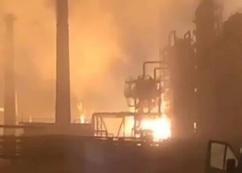ЗМІ: Дрони “зупинили” роботу великого НПЗ Росії