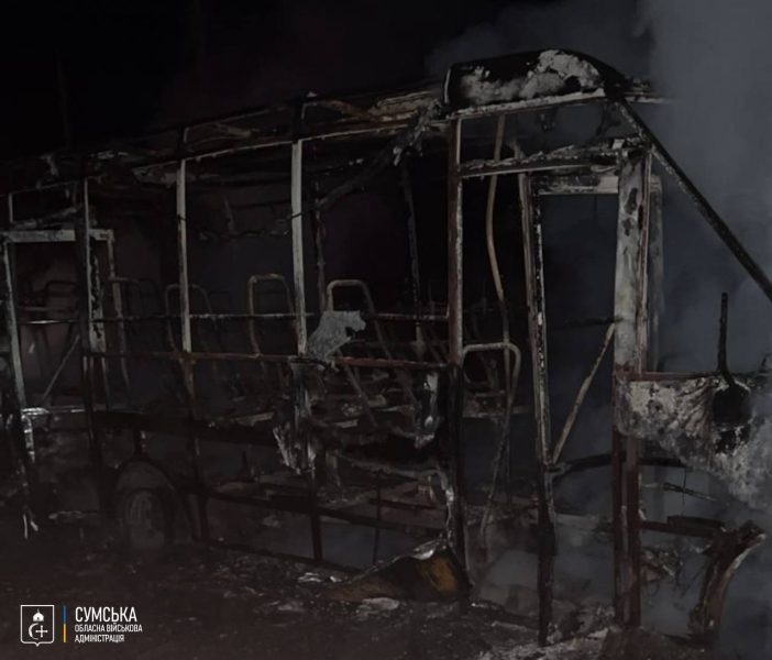 Росіяни вдарили по мікроавтобусу з цивільними на Сумщині: є загиблі та поранені, серед яких є і діти