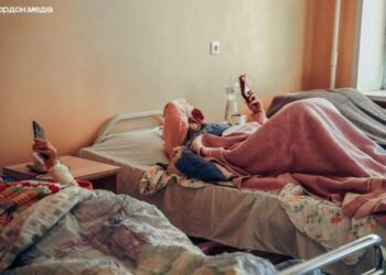 «Я пам’ятаю звук шахеда. Далі – стіни лікарні». Розповідь жінки, яка постраждала з трьома дітьми від ворожої атаки у Шостці