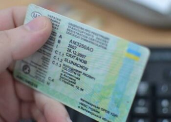В Україні штрафуватимуть водіїв через нову позначку в правах: хто під загрозою