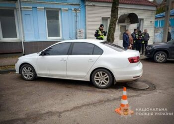 Під час руху заднім ходом водій у Сумах наїхав на бабусю, яка переходила дорогу в невставновленому для цього місці