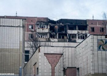 Три квартири згоріли внаслідок влучання ворожого БпЛА у багатоповерхівку в Сумах  30 жовтня